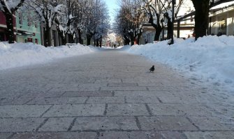 Cetinje: Sa trgova snijeg odvozili kamionima
