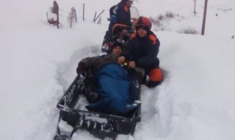 Pljevaljski vatrogasci prevezli motornim sankama bolesno lice iz udaljenog sela