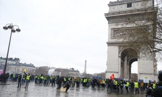 Pariz: Demonstranti se sukobili sa policijom kod Trijumfalne kapije, uhapšene 53 osobe (FOTO)