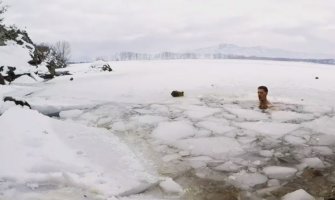 Izdržljiv kao Rus: Januarsko kupanje u zaleđenom jezeru Krupac (VIDEO)