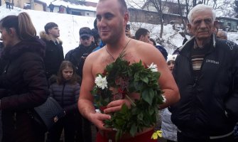 Bijelo Polje: Miloš Maslovarić prvi doplivao do Časnog krsta(FOTO)