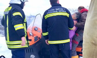 Vatrogasci evakuisali desetak vozača i putnika, ostali zaglavljeni u snijegu