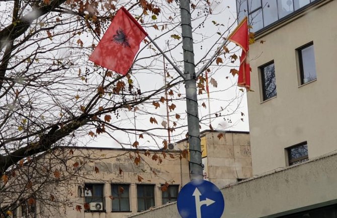 DF: Albanske zastave u Podgorici odgovor na susret sa Putinom