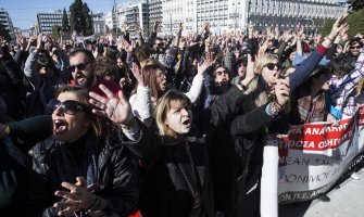 Prosvjetni radnici protestuju u Atini, kratki sukob s policijom (FOTO)