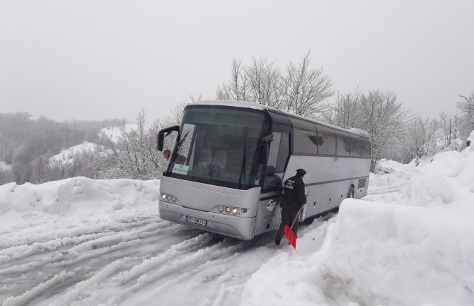 Službe NP Lovćen čistile dionicu puta Bjeloši - Ivanova korita zbog zastoja