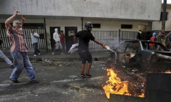 Velike demonstracije u Venecueli: Haos na ulicama Karakasa (FOTO) (VIDEO)