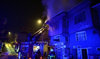  Hrabar i human čin: Dostavljač novina spasio porodicu iz zapaljene kuće(FOTO)