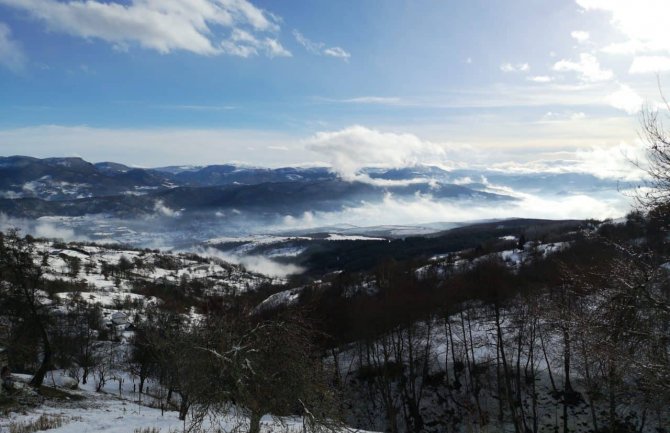 Na jugu suvo, na sjeveru slab snijeg, tokom noći pojačan vjetar