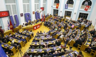 URA: Medenica kandidovanjem skrnavi Ustav a vlast nastavlja da ponižava Crnu Goru