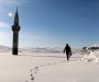 Minaret iznad zaleđenog jezera privlači brojne posjetioce (FOTO)