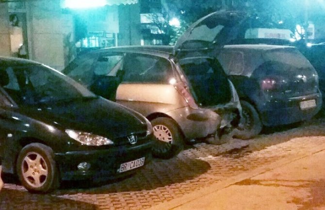 Bar: Požar u makedonskom naselju, zapaljeno vozilo na parkingu