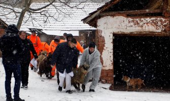 Zbog uklanjanja cistijerni s amonijakom, evakuisani mještani, kućni ljubimci i domaće životinje