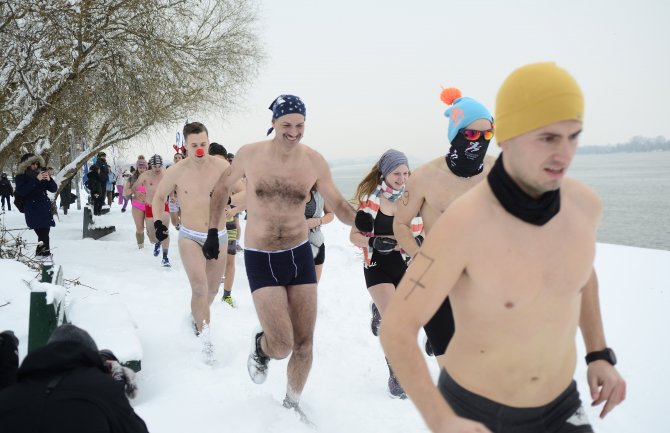 Beograd: Mladići i djevojke na -3 stepena učestvovali u trci u donjem vešu (FOTO) (VIDEO)