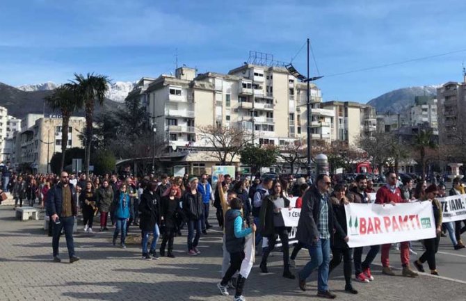  U Baru održan najmasovniji protest građana: Neka budu hrabri, neka raspišu opštinski, ili mjesni referendum (FOTO)