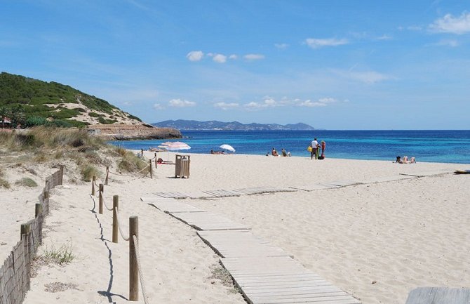 Plaža na Ibici ugrožena zbog seksa!