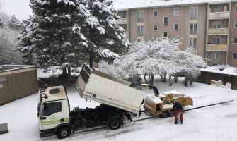 Snijeg u Njemačkoj: Otkazani letovi, saobraćajne nesreće i zarobljena vozila