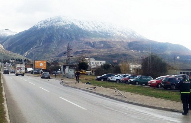 Bar: Koristila telefon u toku vožnje, pa pokosila saobraćajne znake