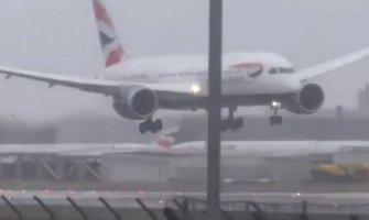 VB: Jedna osoba stradala nakon što je na nju palo drvo, avion se zbog oluje odbio od piste (VIDEO)