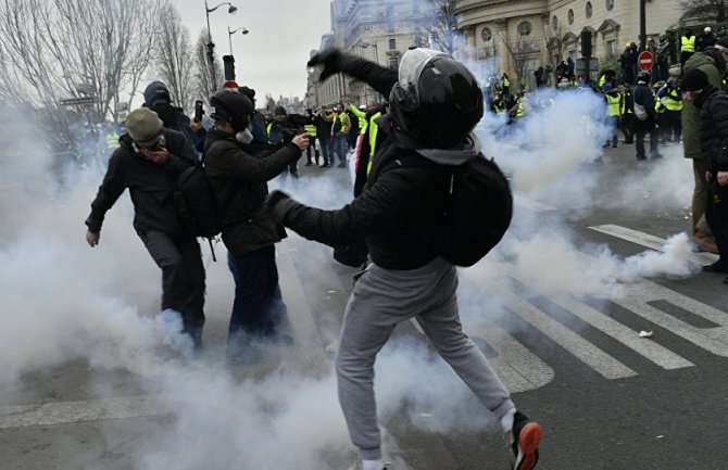 Granata otkinula dio ruke demonstrantu „Žutih prsluka“ (VIDEO)