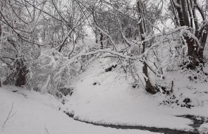 Promljenljivo oblačno, slab snijeg na sjeveru