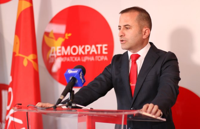 Mijović: Višemilionske nekretnine u posjedu Đukanovićevih saradnika