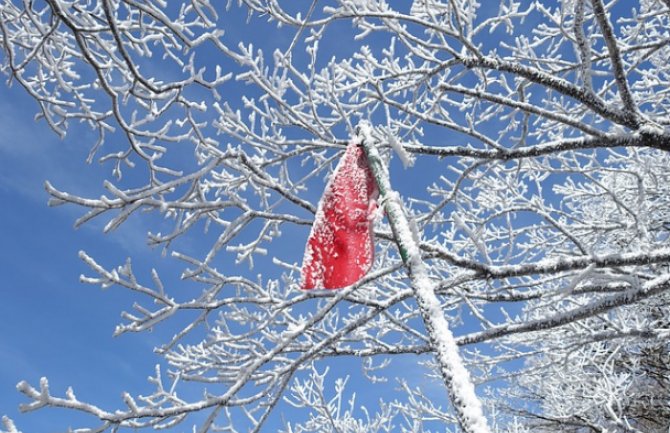 Vjetar na udare orkanske jačine, na sjeveru slab snijeg i mećava