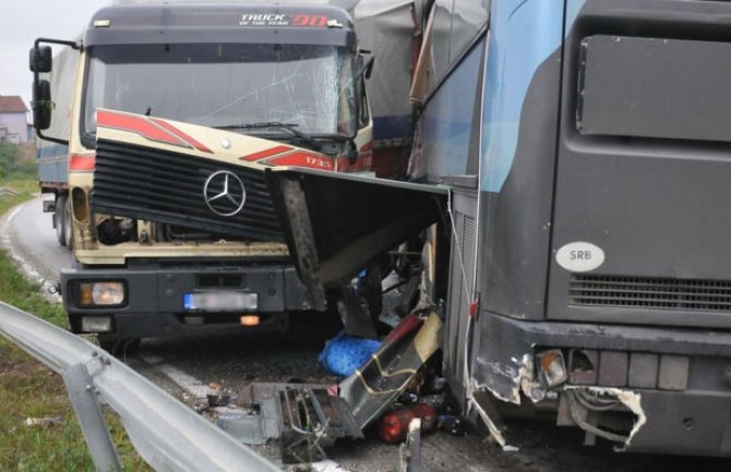 Sudar autobusa i kamiona na Zlatiboru, kilometarska kolona