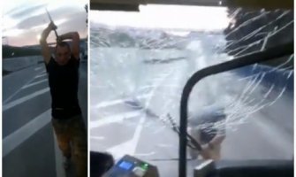 Split: Muškarac zaustavio autobus pa ga razbio(VIDEO)