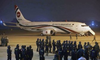 Ubijen naoružani napadač koji je pokušao da otme avion (VIDEO)