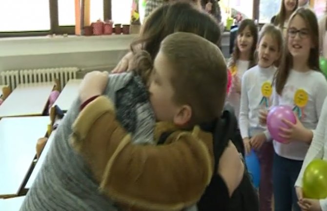 Dirljiv doček u školi za drugara koji je pobijedio tumor: Super Martin se vratio kao pobjednik