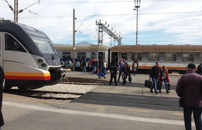 U prekidu željeznički saobraćaj BP-MK, putnike prevozili autobusima