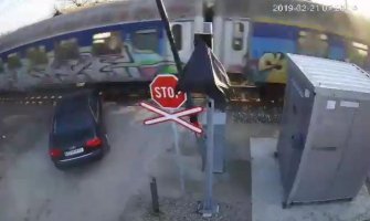 Šokantan snimak iz Mladenovca: Izbjegnuta tragedija, na semaforu crna kesa (VIDEO)