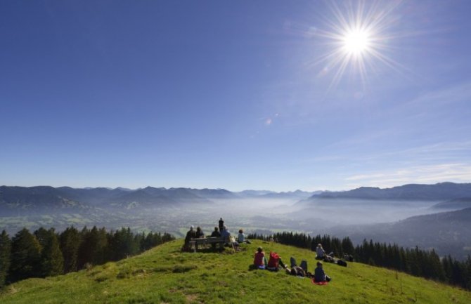 Danas sunčano uz povremenu oblačnost