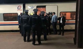 Banjalučka policija nije dozvolila grupi migranata da se iskrcaju iz voza (FOTO)