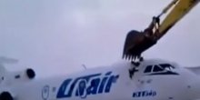 Radnik aerodroma dobio otkaz pa bagerom uništio avion (VIDEO)