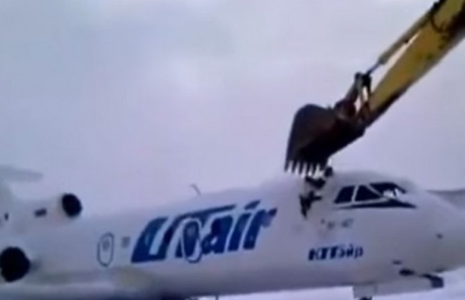 Radnik aerodroma dobio otkaz pa bagerom uništio avion (VIDEO)