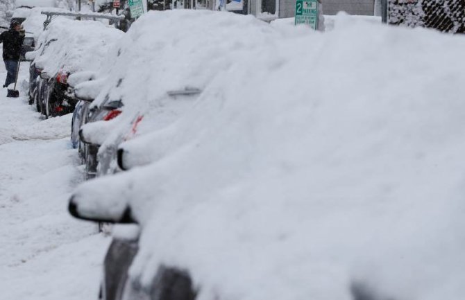 Jaka sniježna oluja pogodila sjeveroistok SAD-a, otkazano preko 580 letova (VIDEO)