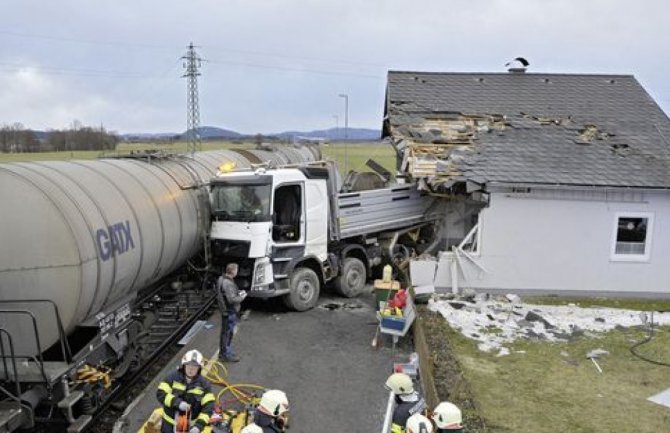 Dok su pili jutarnju kafu kamion im se zakucao u kuću