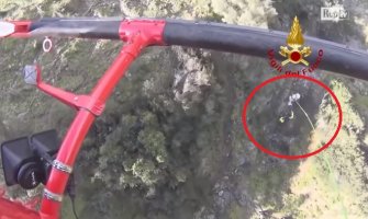 Pogledajte spašavanje krave iz jarka uz pomoć helikoptera (VIDEO)