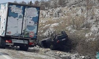 Automobil sletio s puta kod Bogetića