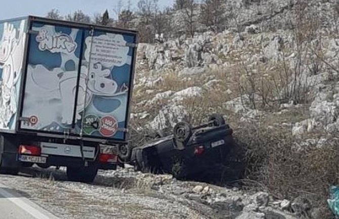 Automobil sletio s puta kod Bogetića