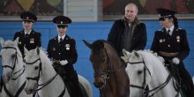 Putin jahao s policajkama pa im poklonio konja (VIDEO)