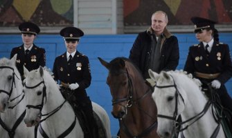 Putin jahao s policajkama pa im poklonio konja (VIDEO)