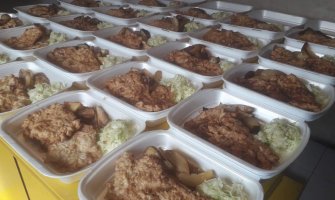 Banka hrane i kuvar Žarko prave ručak za 50 ugroženih dama