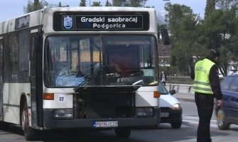 Podgorica: Kamenica probila staklo autobusa, djevojčica umalo pogođena