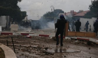 Haos na protestima u Alžiru, povrijeđeno 112 policajaca, uhapšeno 195 osoba