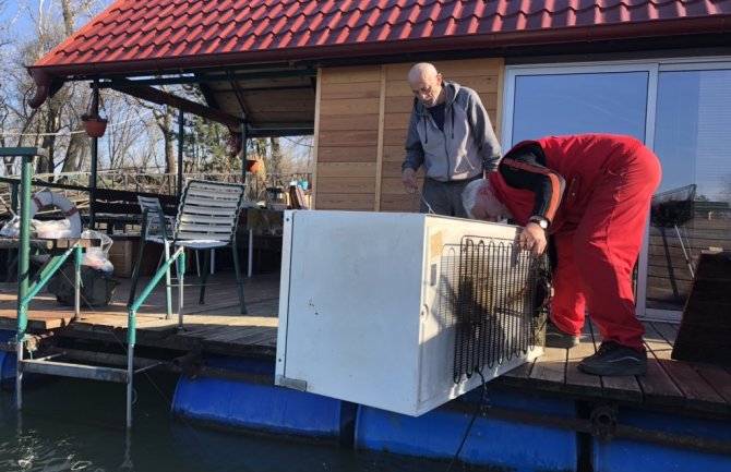 Bacili stari frižider u Savu, mladići im ga vratili (VIDEO)