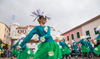 Djeca obojila Herceg Novi osmjesima, igrom i šarenim kostimima