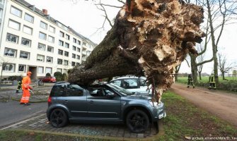 Oluja pogodila Njemačku: Letovi otkazani, drvo usmrtilo čovjeka(VIDEO)