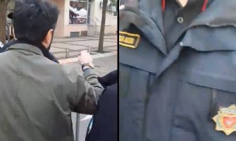 Incident tokom performansa studenata u Podgorici, Policija: Grupa lica službeniku ograničavala kretanje (VIDEO)